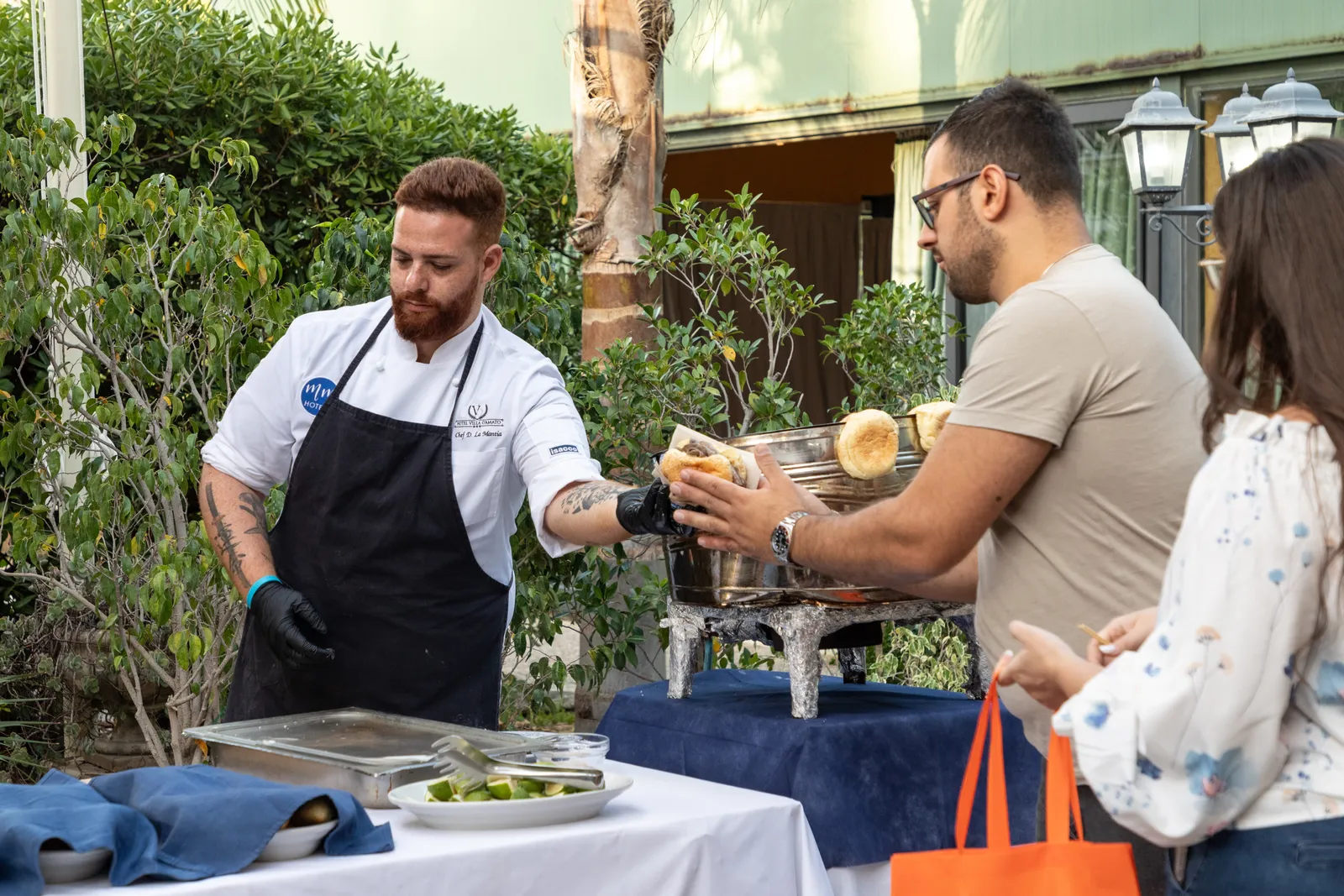Chef che serve una preparazione durante l’evento