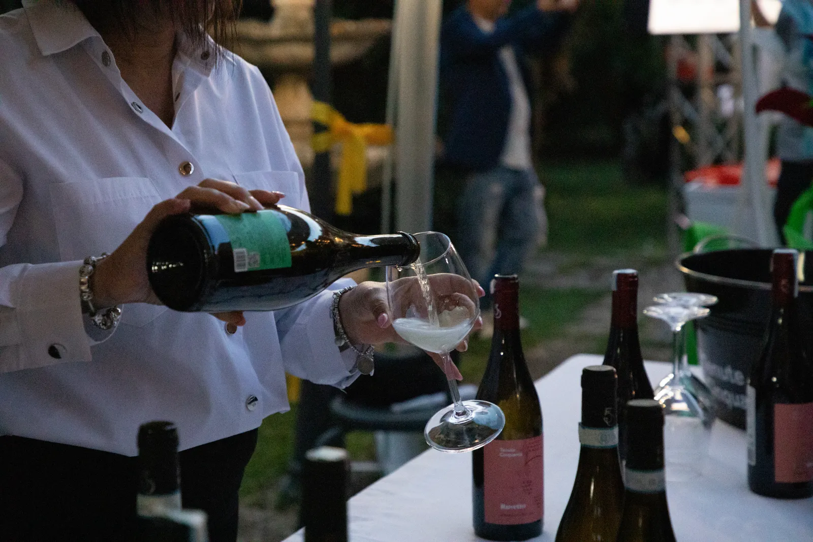 Calice durante una degustazione di vini siciliani
