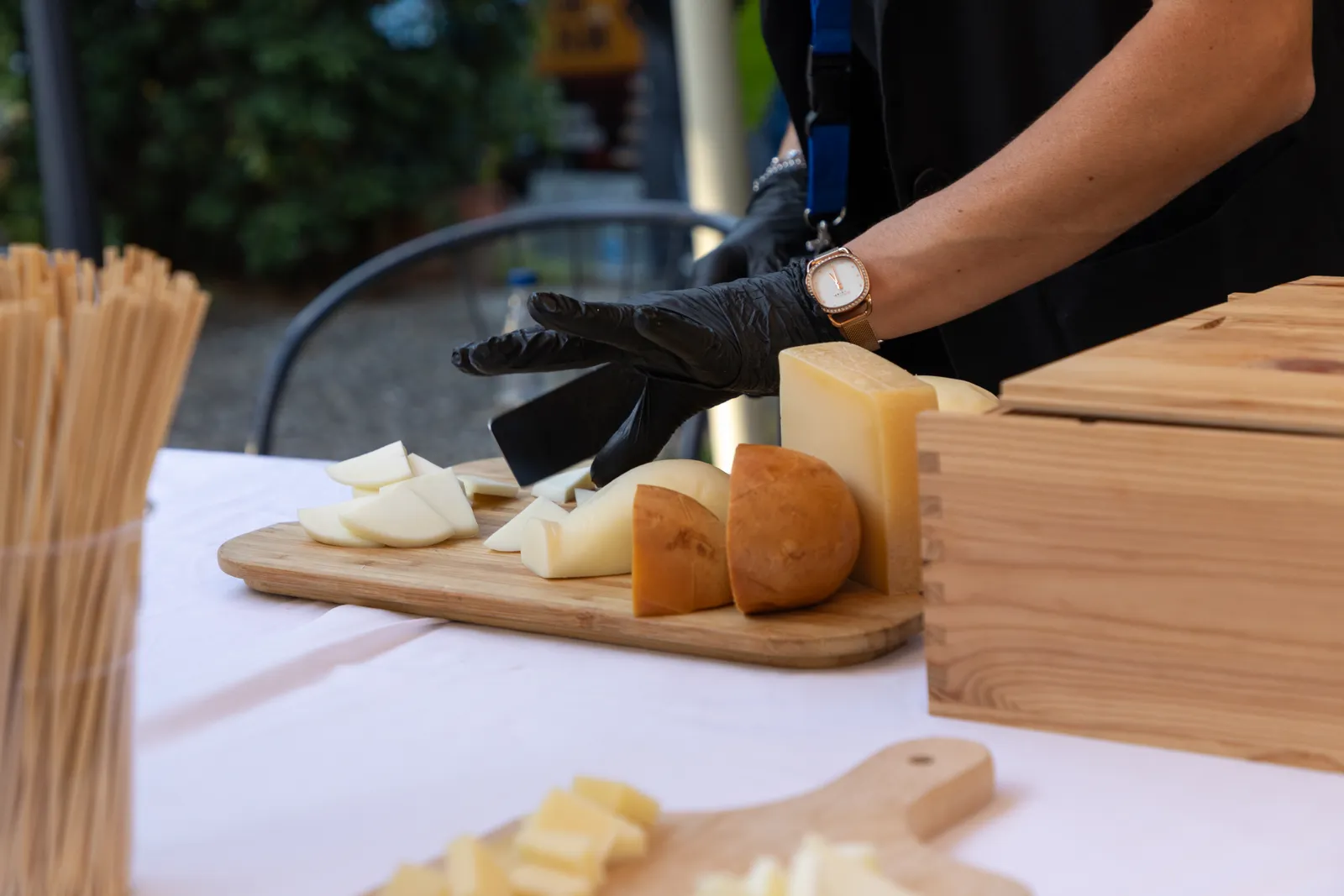 Taglio e degustazione di formaggi siciliani